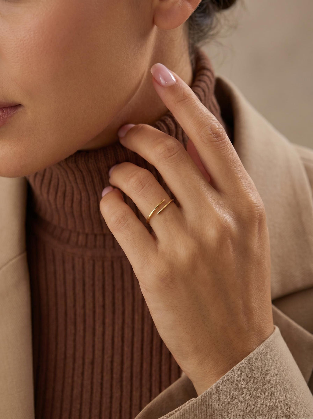 Criss cross ring stacked on the finger