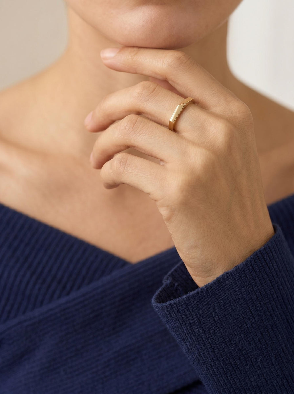 Edge ring worn on the hand