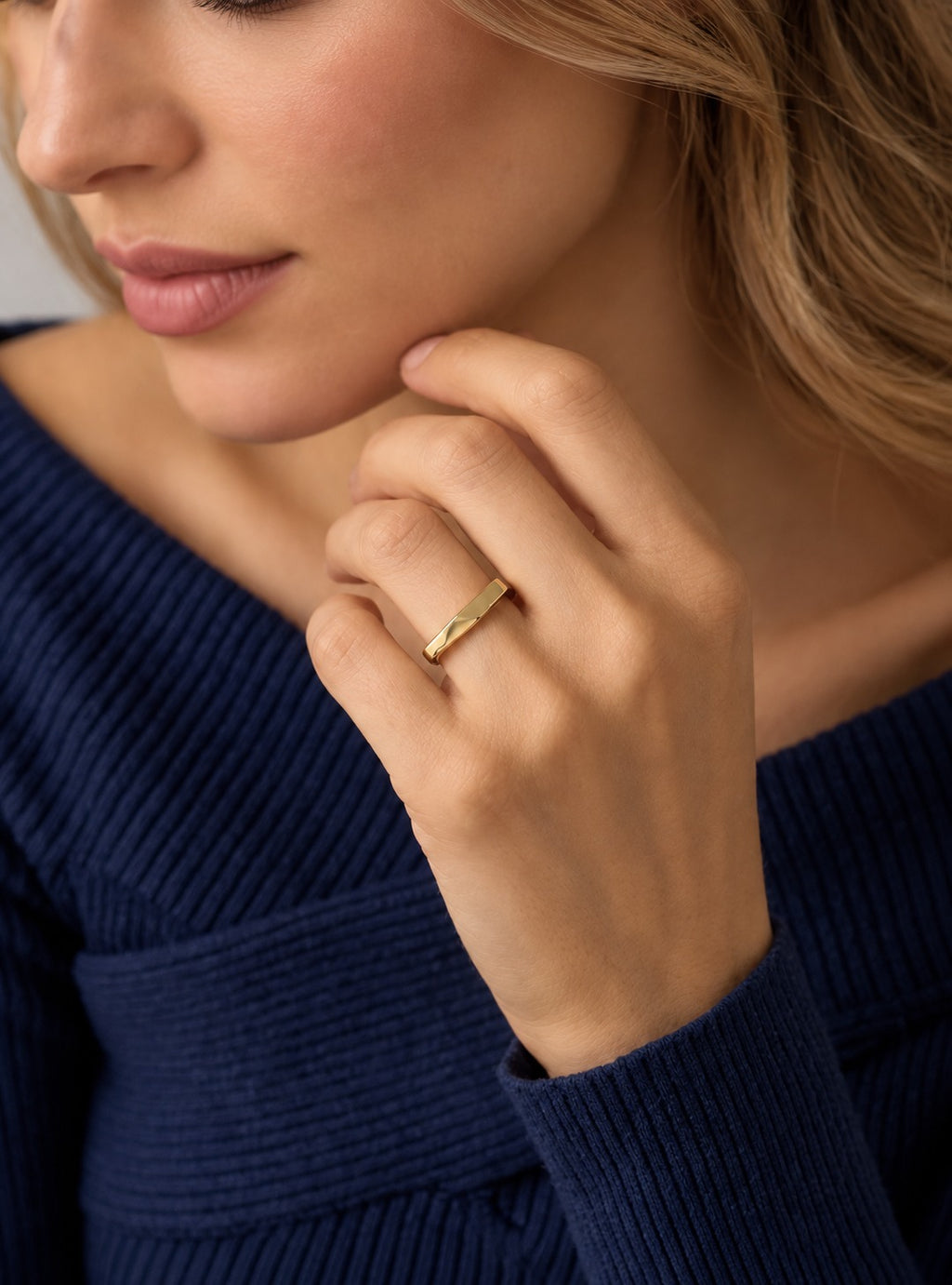 Model with the geometric gold edge ring