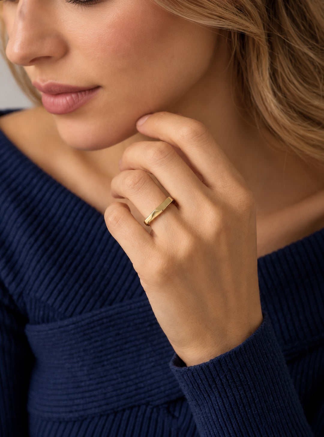 Model with the geometric gold edge ring