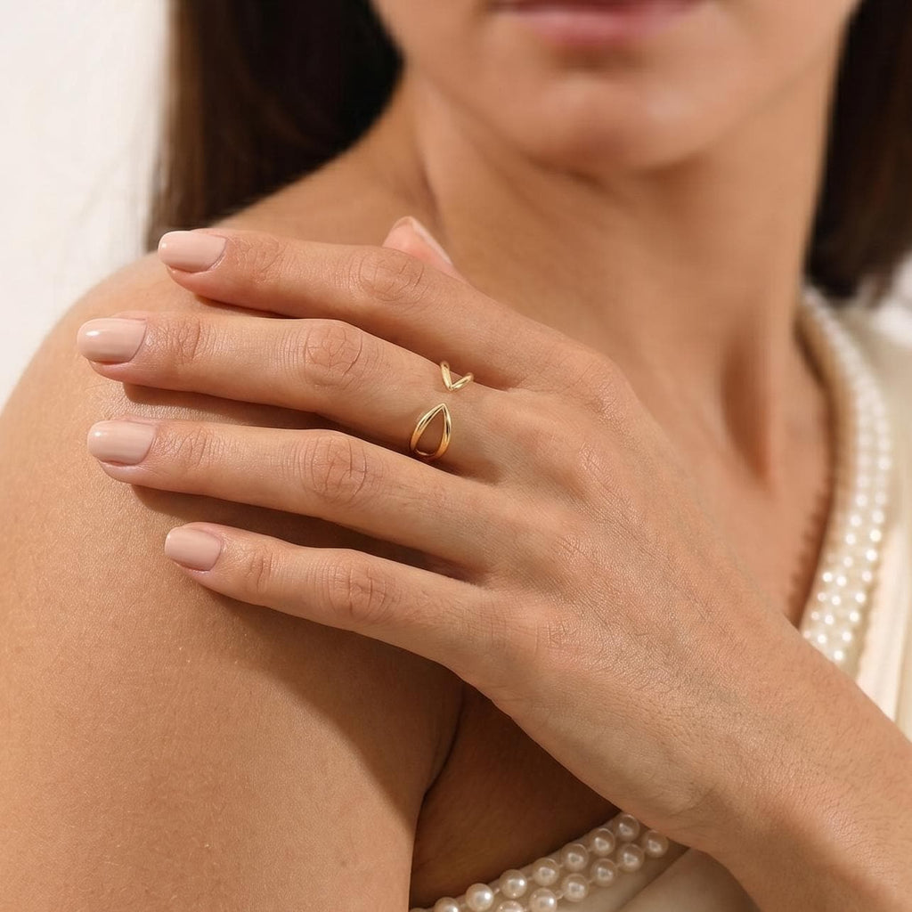 Open ring worn with a hand on the shoulder