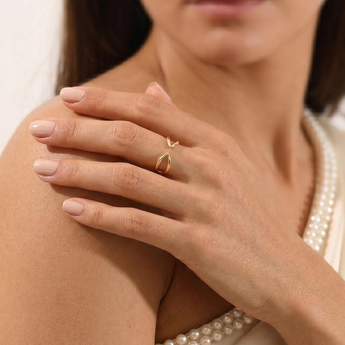 Open ring worn with a hand on the shoulder