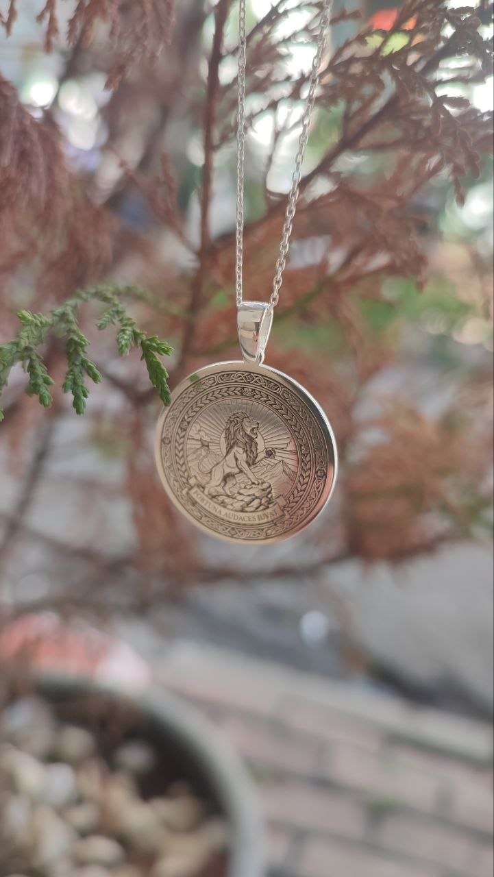Fortuna Audaces Iuvat lion medallion in silver