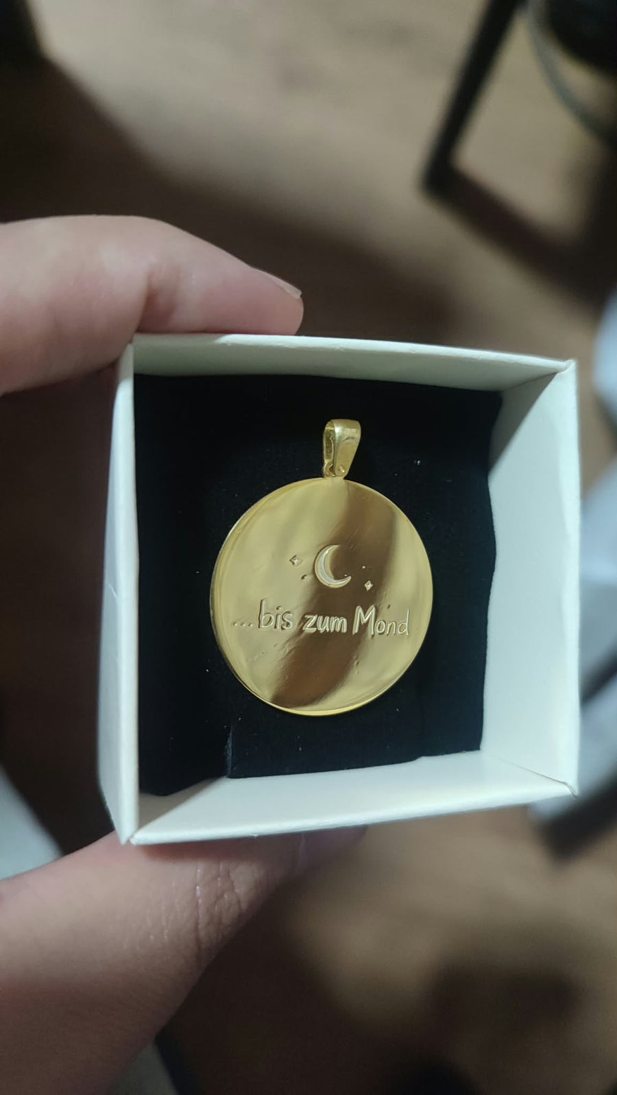 Bis zum Mond engraved medallion in gold
