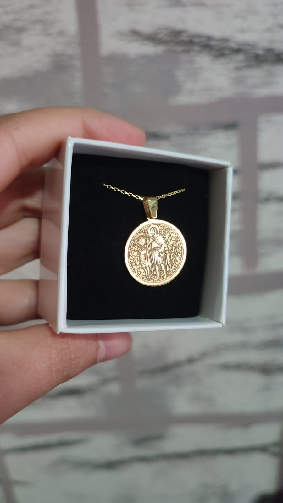 Saint Roch necklace in gold