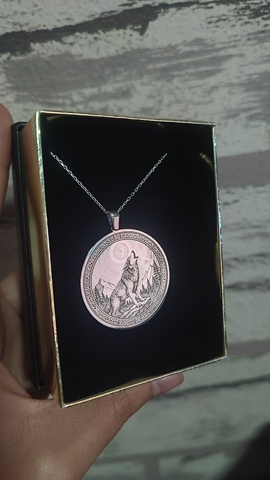 Howling wolf necklace in silver