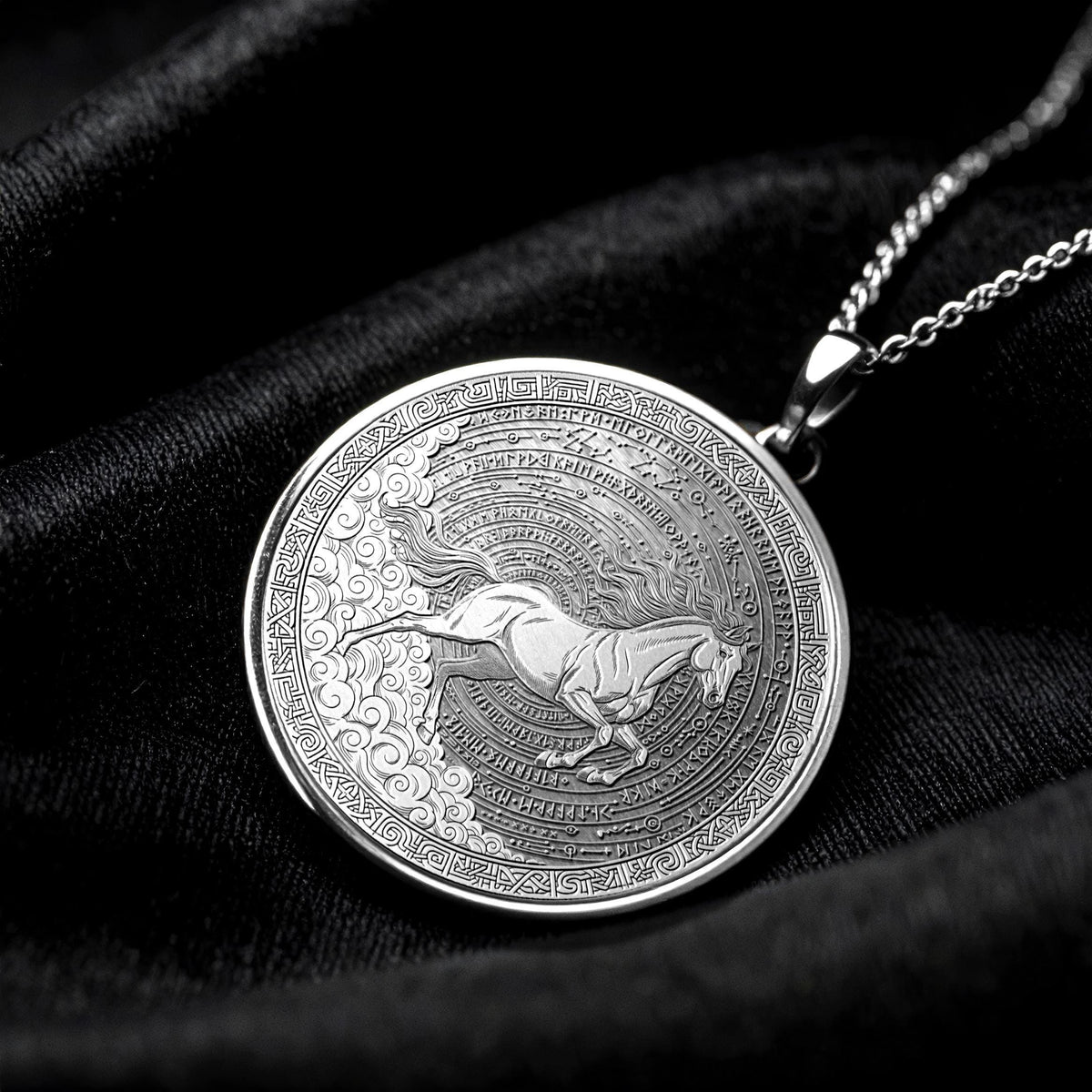 Sleipnir Necklace – Elegant Equestrian Pendant Gift