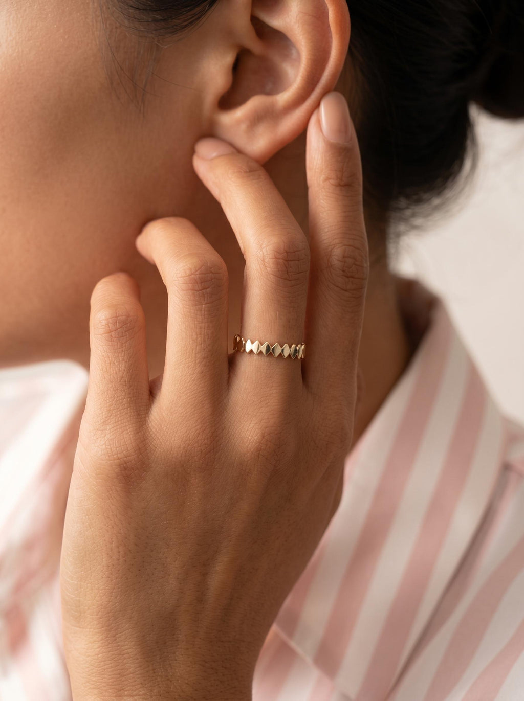 Solid gold flat oval link band ring