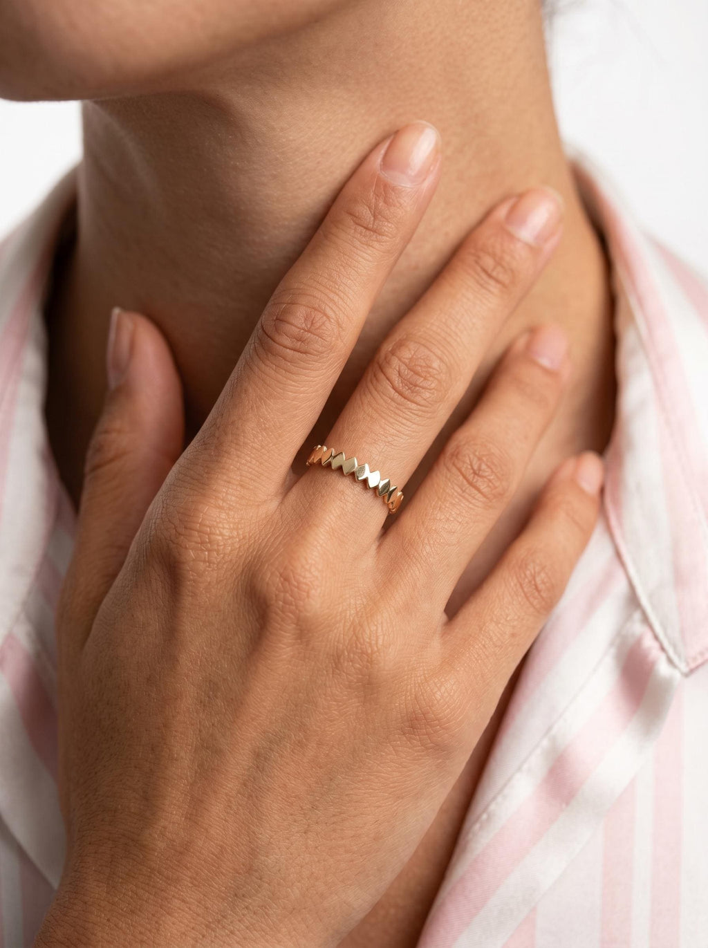Solid gold flat oval link band ring