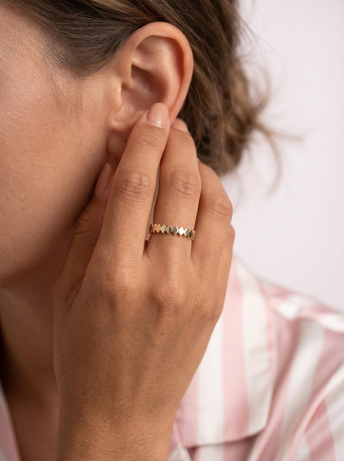 Solid gold flat oval link band ring